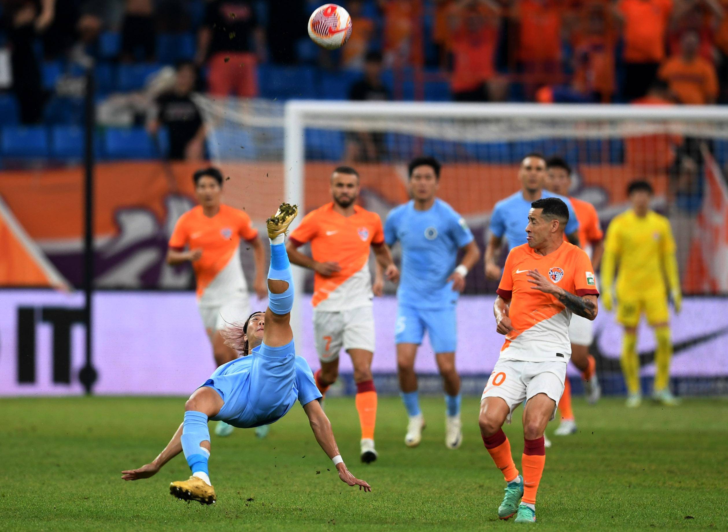 内人士拭目 内人士拭目